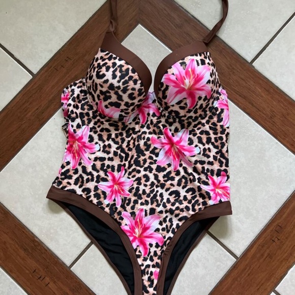 Cheetah print swimsuit - Picture 1 of 4